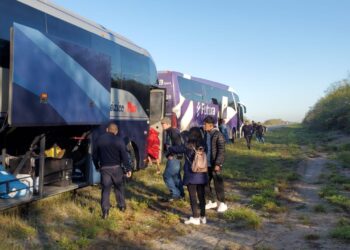 Atienden choque entre automóvil y autobús