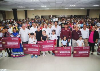 Acceden estudiantes a Becas Municipales a convocatoria del Alcalde Carlos Peña Ortiz