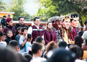 Festejan Lucy y Lalo Día de Reyes con líderes y sus familias