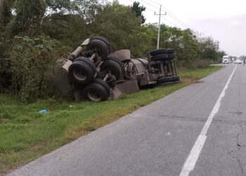Atiende Guardia Estatal desprendimiento de pipa y derrame de combustible