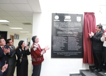 Develan placa en el Congreso por bicentenario de la Constitución