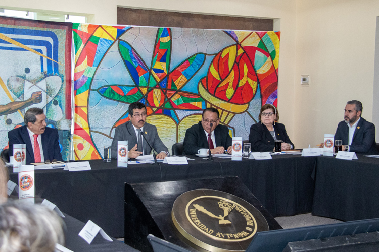 Difunde la UAT temas especializados de odontología