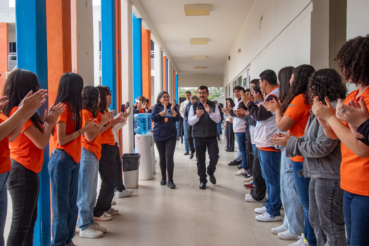 Dámaso Anaya da mensaje de bienvenida al ciclo escolar