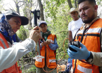Estudiantes de la UAT realizan el muestreo de agua subterránea