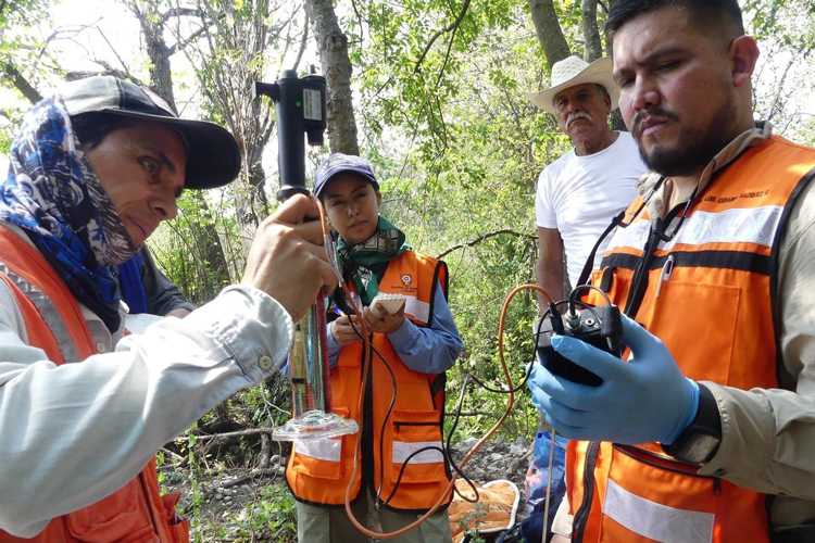 Estudiantes de la UAT realizan el muestreo de agua subterránea