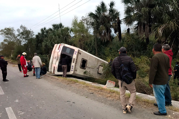 Vuelca micro en ejido Laborcitas; Una mujer está grave