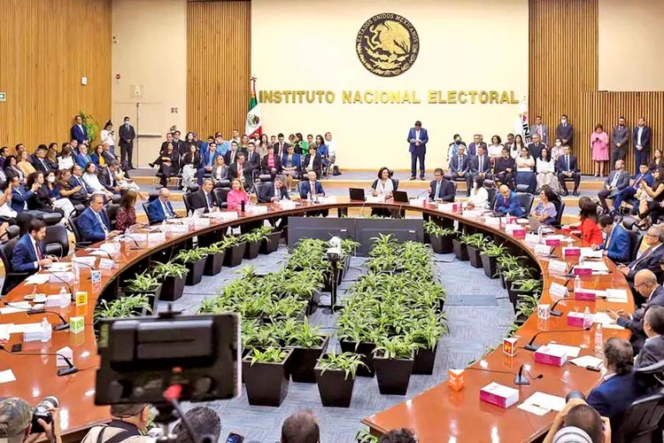 INE false información de empleados; transparencia