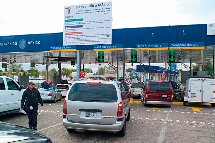 Cierran Puente III en Nuevo Laredo por falla en sistema de Aduanas