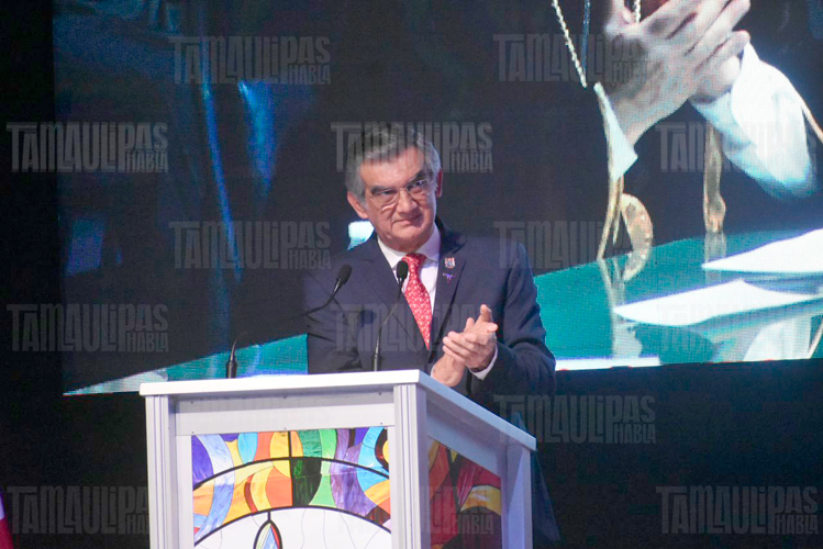 Promete Dámaso infraestructura para la UAT; Recibe investidura