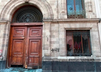 Encapuchados dan ‘portazo’ en Palacio Nacional