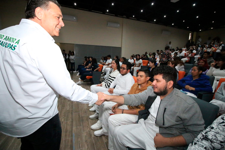 ‘Geño’ y Maki van por titulación profesional gratuita