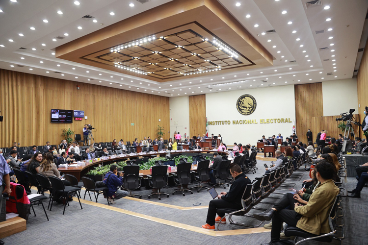 Van 16 exgobernadores al Senado