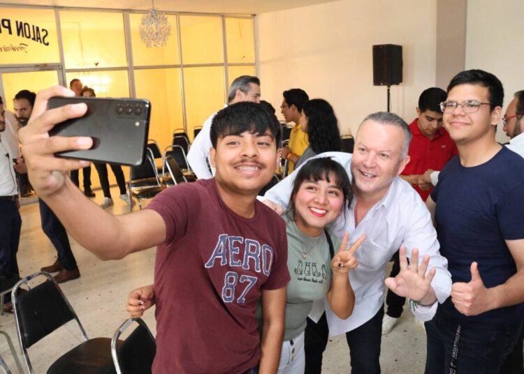 Educación estará garantizada para todos: Carlos Cantúrosas