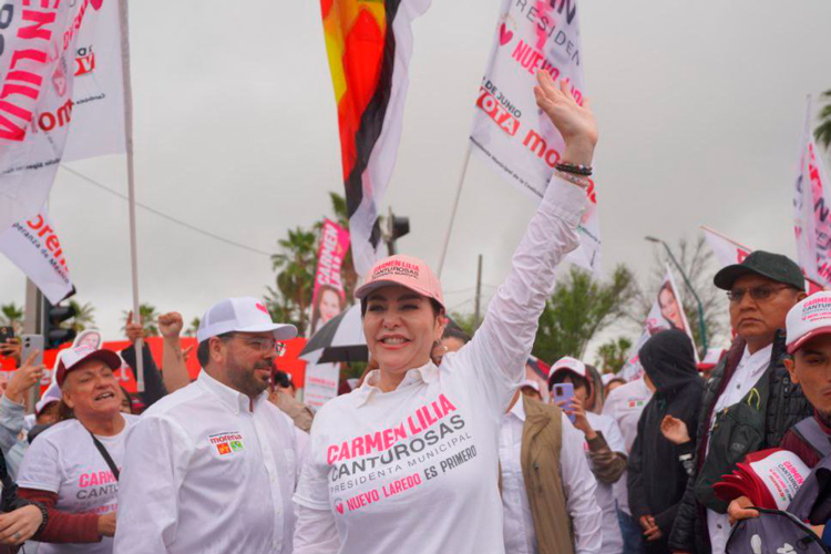 Llegan cientos a campaña de pegoteo con Carmen Lilia Canturosas