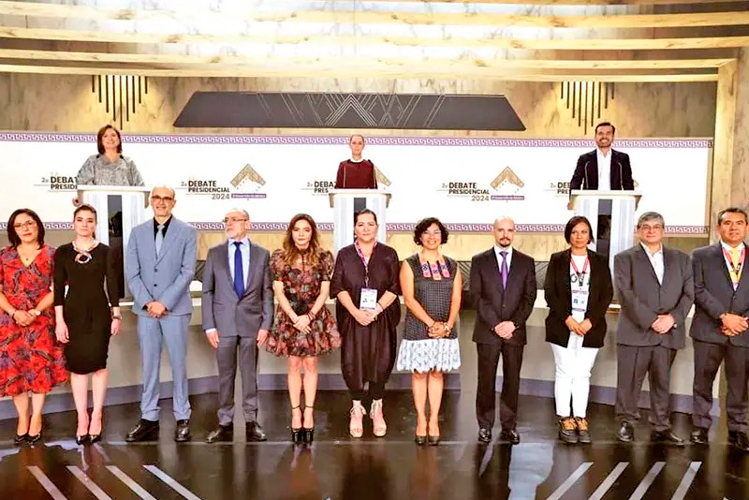 Candidatas chocan en debate