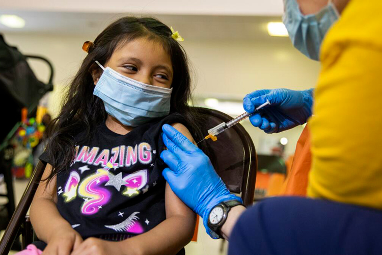 Amplían vacunación domiciliaria para menores de 5 años