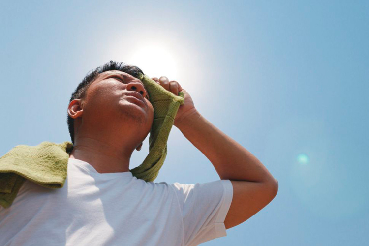 ‘Golpea’ calor a 60 personas