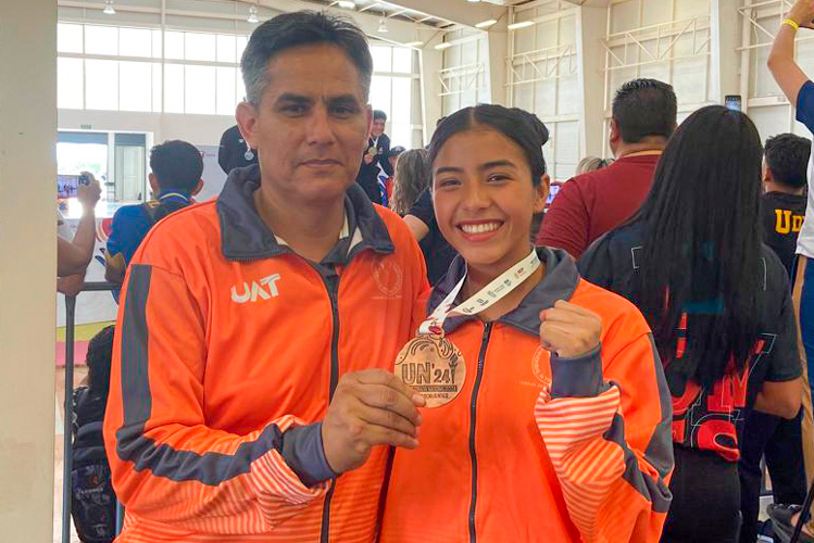 Laura Zamora da bronce en Karate para la UAT