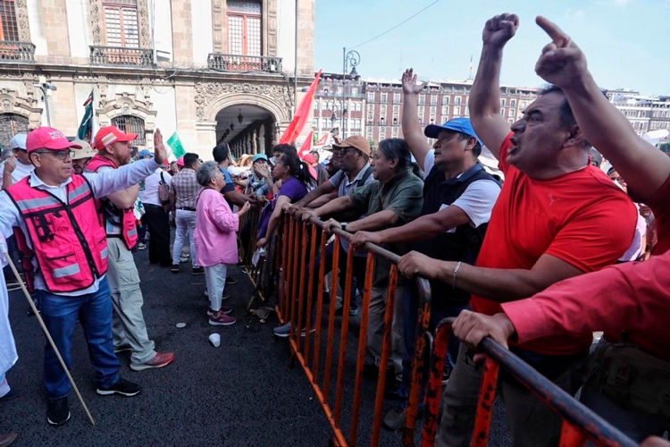 Rechaza AMLO haber ordenado a CNTE obstaculizar mitin de «marea rosa»