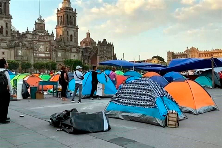 Primovotantes van con entusiasmo a la urna