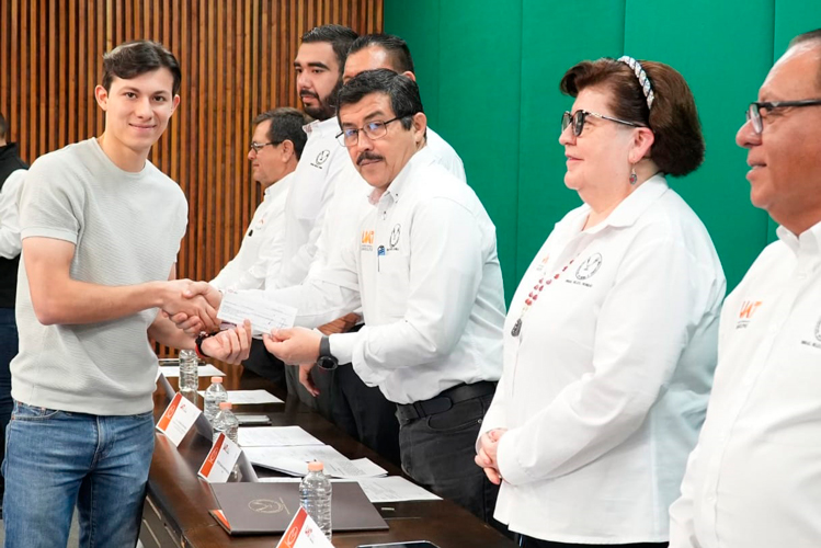 Reconoce la UAT el desempeño académico de estudiantes hijos del personal docente