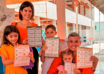 En familia, Juan Carlos Zertuche acude a emitir su voto