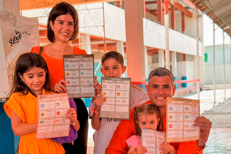 En familia, Juan Carlos Zertuche acude a emitir su voto