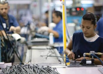 10 mil trabajadores amenazan con huelga a maquiladoras