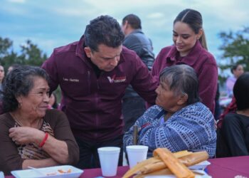 Llevan Lalo y Lucy servicios y programas a La Esperanza.