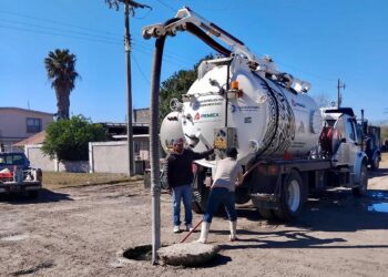 Realiza ayuntamiento de San Fernando saneamiento de red de drenaje en González Villarreal