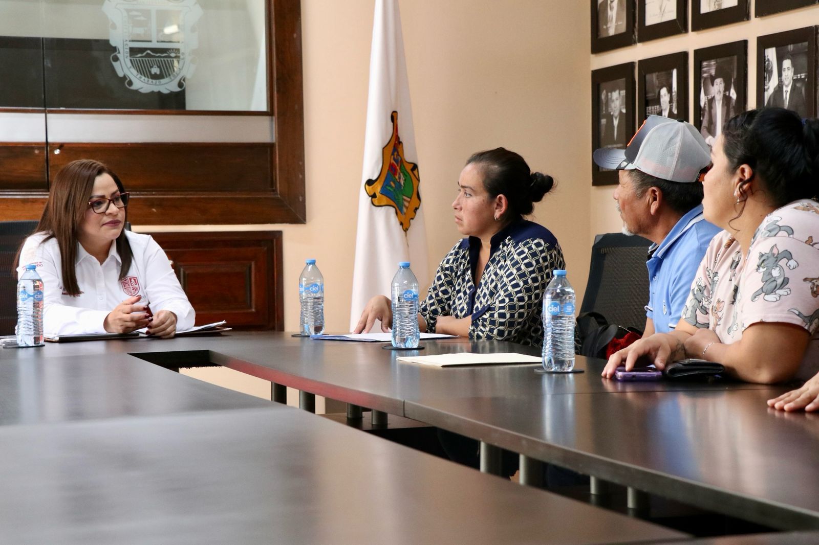 Alcaldesa Vero Aguirre se reúne con padres de familia de Media Luna