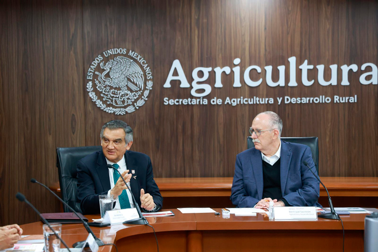 Asegura Gobernador más apoyos para el campo