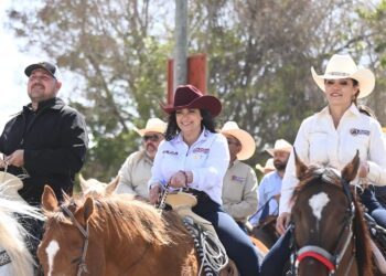 Participa senadora Olga Sosa en cabalgata conmemorativa por el 276 aniversario de la fundación de Jiménez
