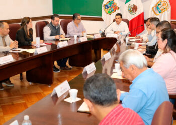 Entrega rector equipo para el mantenimiento de los campus de la UAT