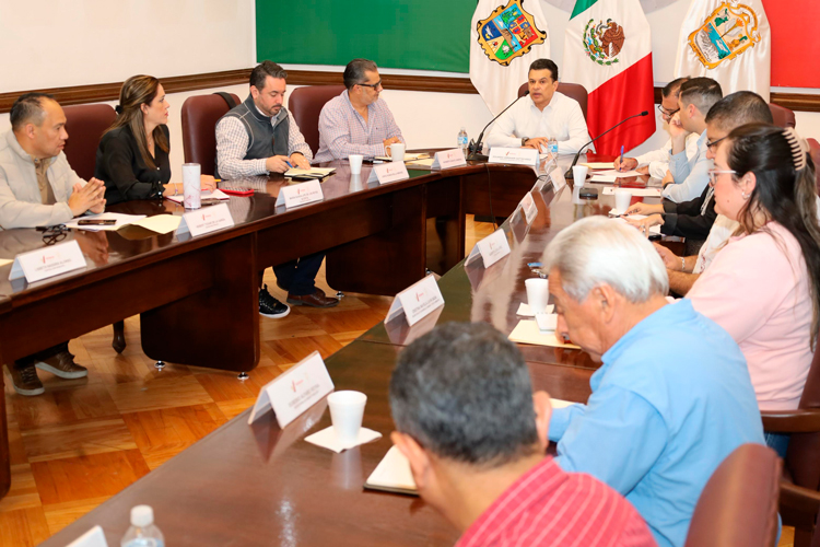 Entrega rector equipo para el mantenimiento de los campus de la UAT