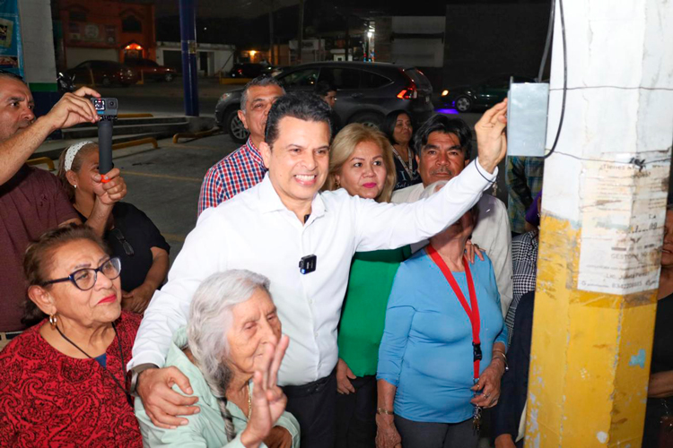 Cumple Municipio a vecinos de la Enrique Cárdenas con alumbrado