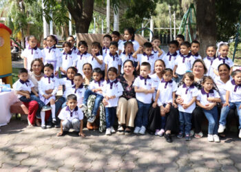 Entrega Patty Chío uniformes y material didáctico al CAIC Mante