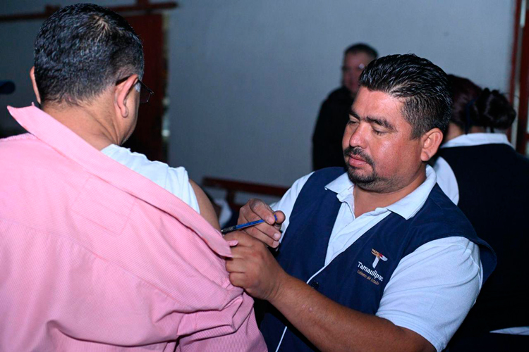 Inmunizan a empleados del Municipio para cuidar su salud