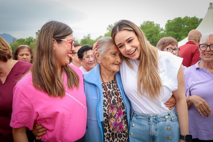 Convive Lucy de Gattás con abuelitos del DIF Victoria