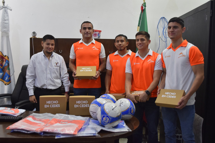 Jugadores del equipo Correcaminos donan playeras y balones a equipos de CEDES Victoria
