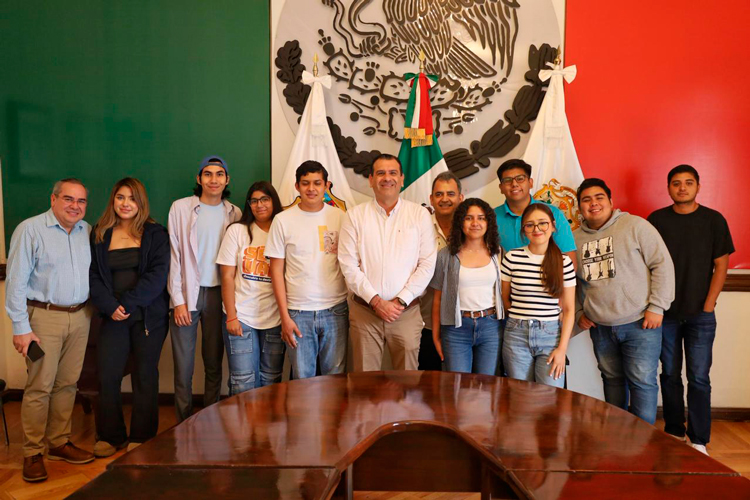 Estudiantes universitarios visitan la Presidencia Municipal.