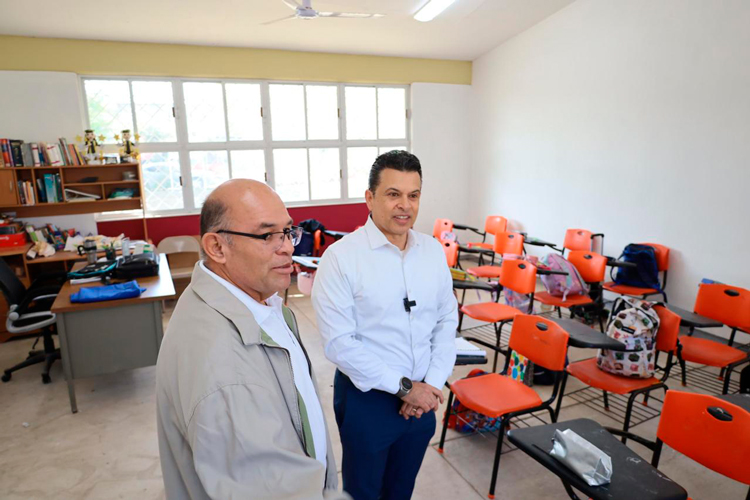 Escuela de Las Brisas pide piso y Municipio le construye aula