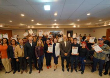 Brinda Gobierno de Nuevo Laredo certeza jurídica a familias del progreso con entrega de escrituras