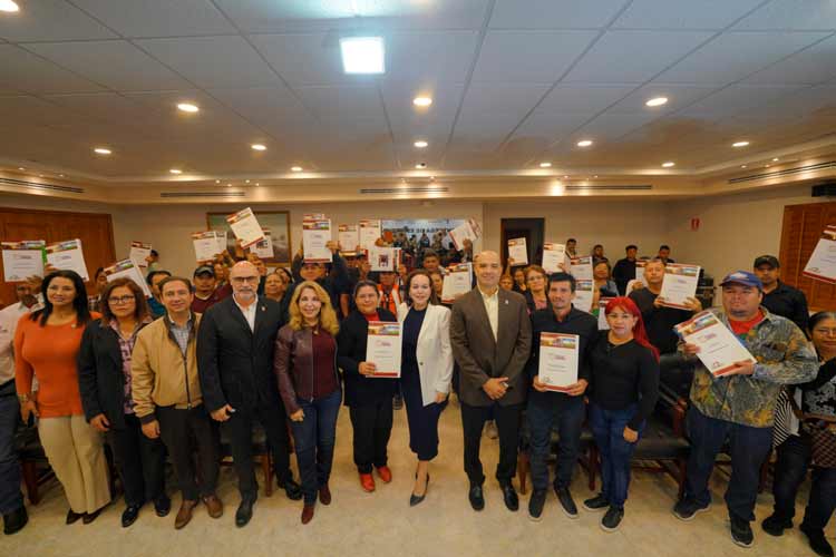 Brinda Gobierno de Nuevo Laredo certeza jurídica a familias del progreso con entrega de escrituras