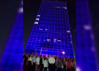 Ilumina Unidad Ejecutiva de la SET Torre Gubernamental con luces violeta