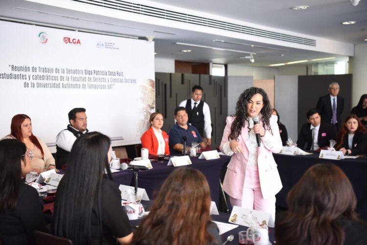La senadora Olga Sosa expuso a estudiantes de la UAT el proceso legislativo del Senado.