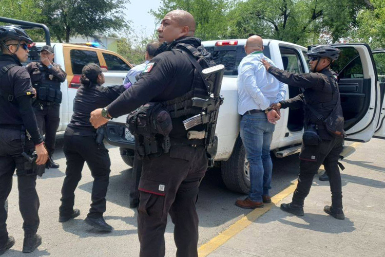 Delegado del IMSS sí portaba arma y $298 mil en efectivo