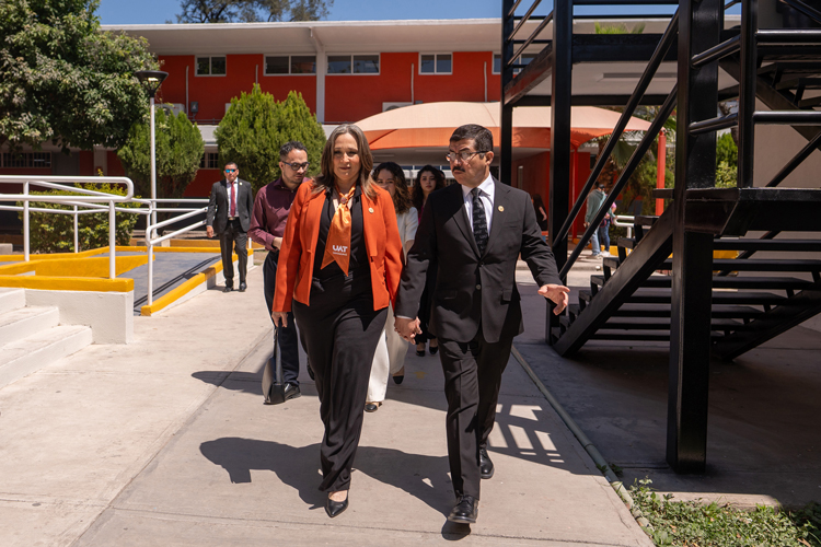 Recibe Isolda Rendón nombramiento de presidenta honoraria de Familia UAT