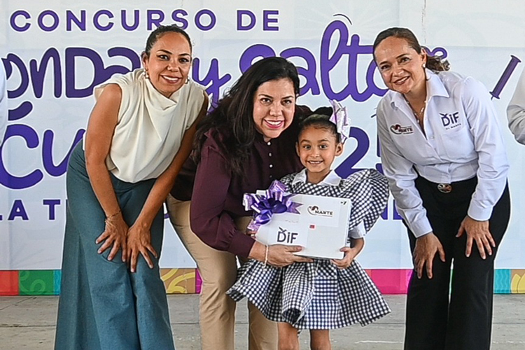 Premia Patty Chío a niñas y niños de rondas y cuerda