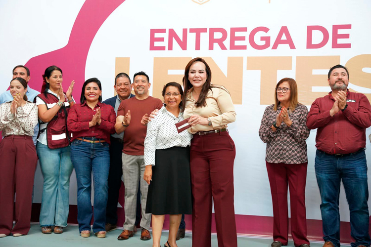Mejora Carmen Lilia calidad de vida de familias con entrega de anteojos